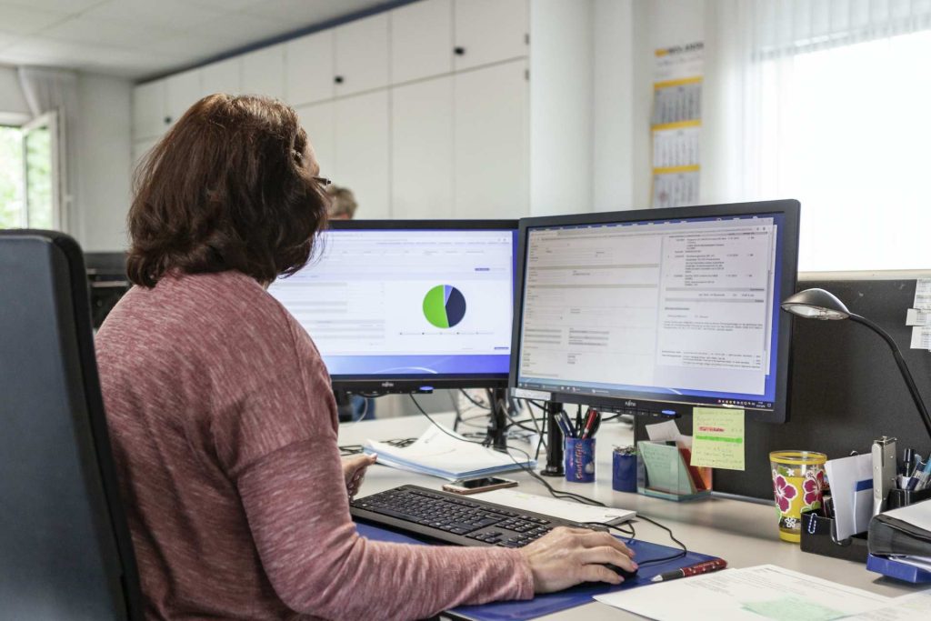 Frau schaut auf Monitor
