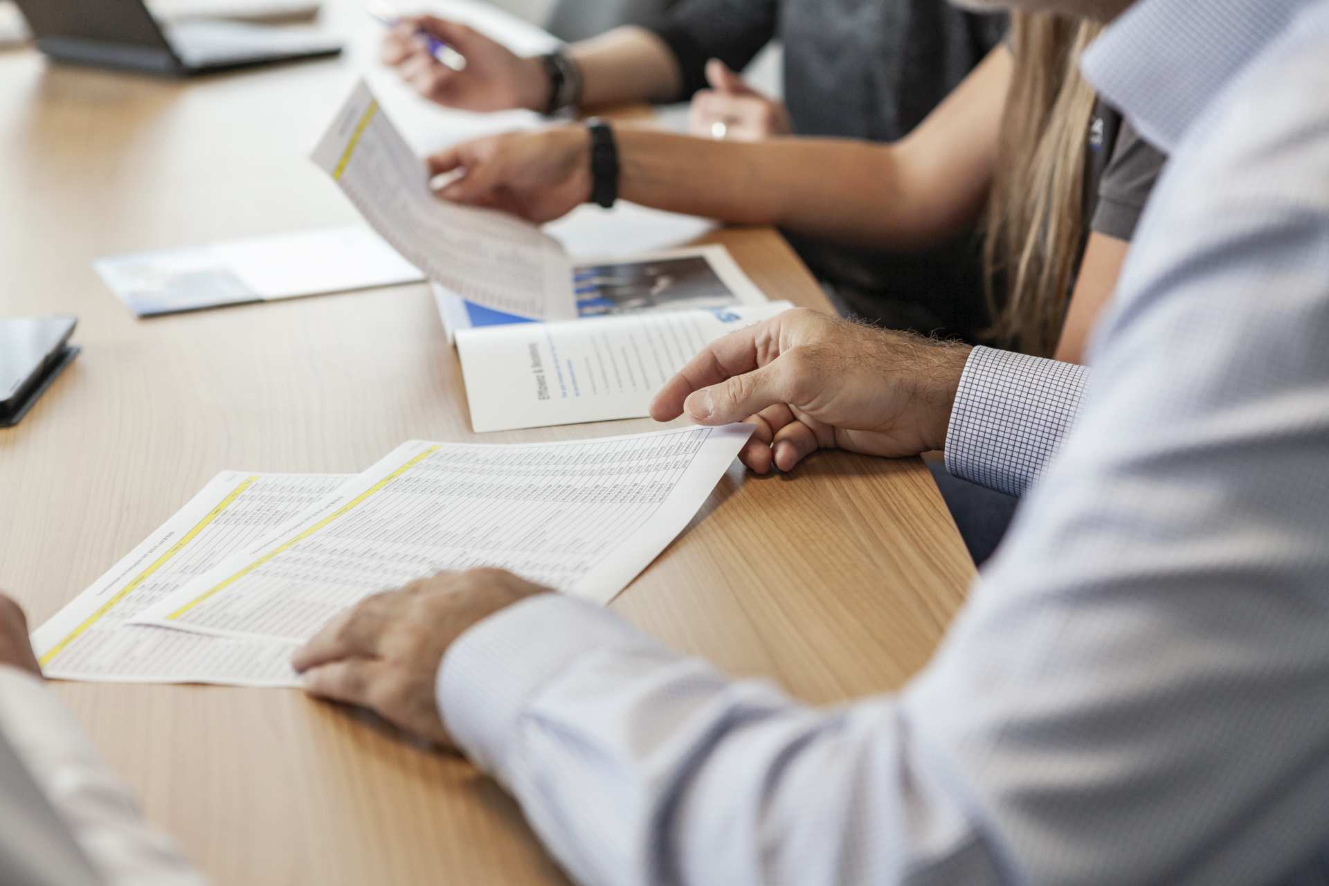 Hände halten Dokumente