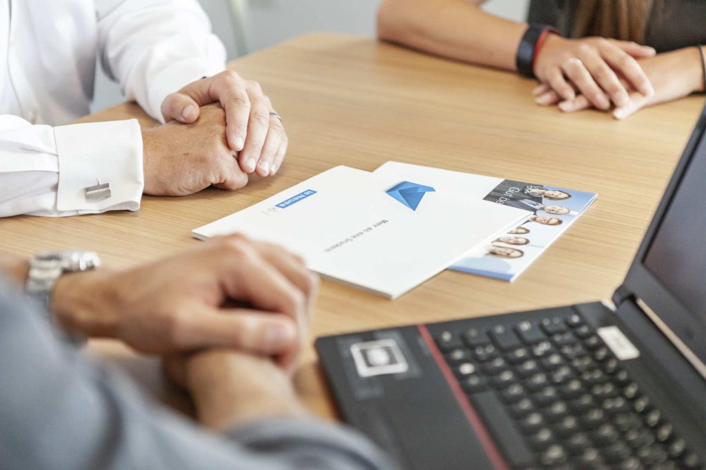Hände und Printprodukte auf Tisch