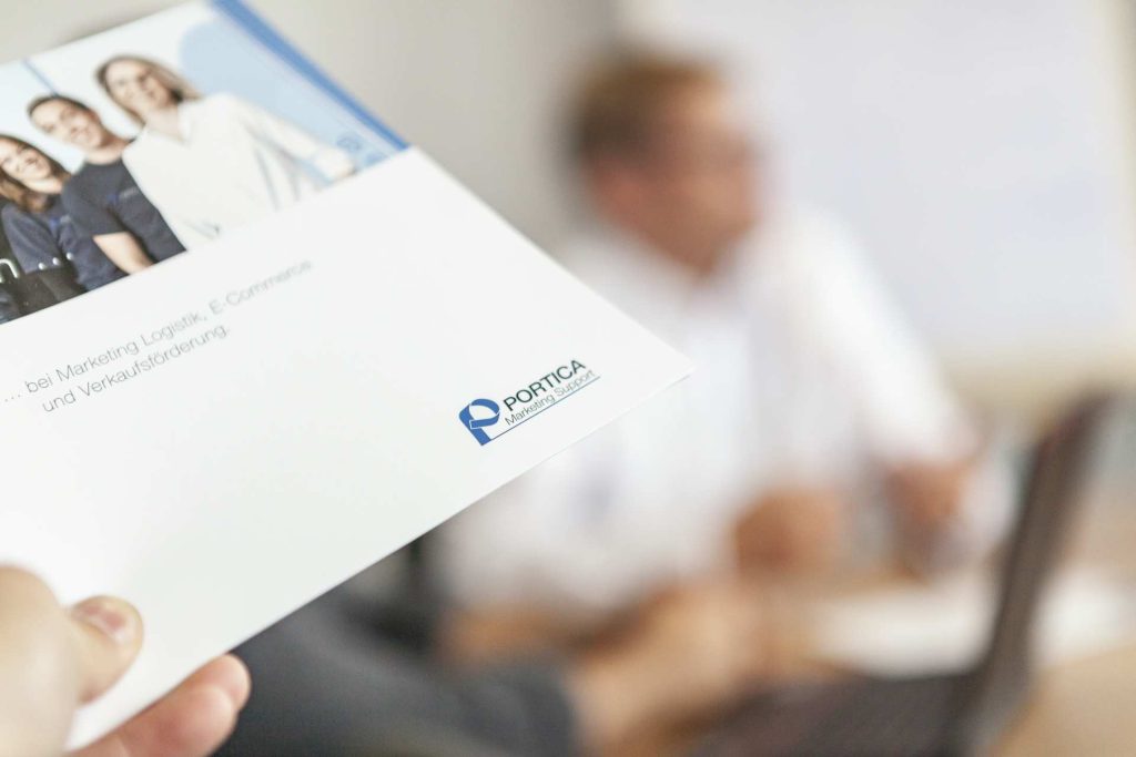 Printprodukt mit PORTICA Logo