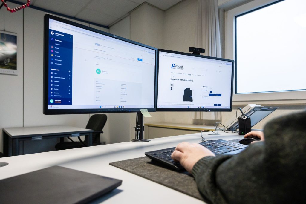 Mitarbeiter arbeitet am Computer