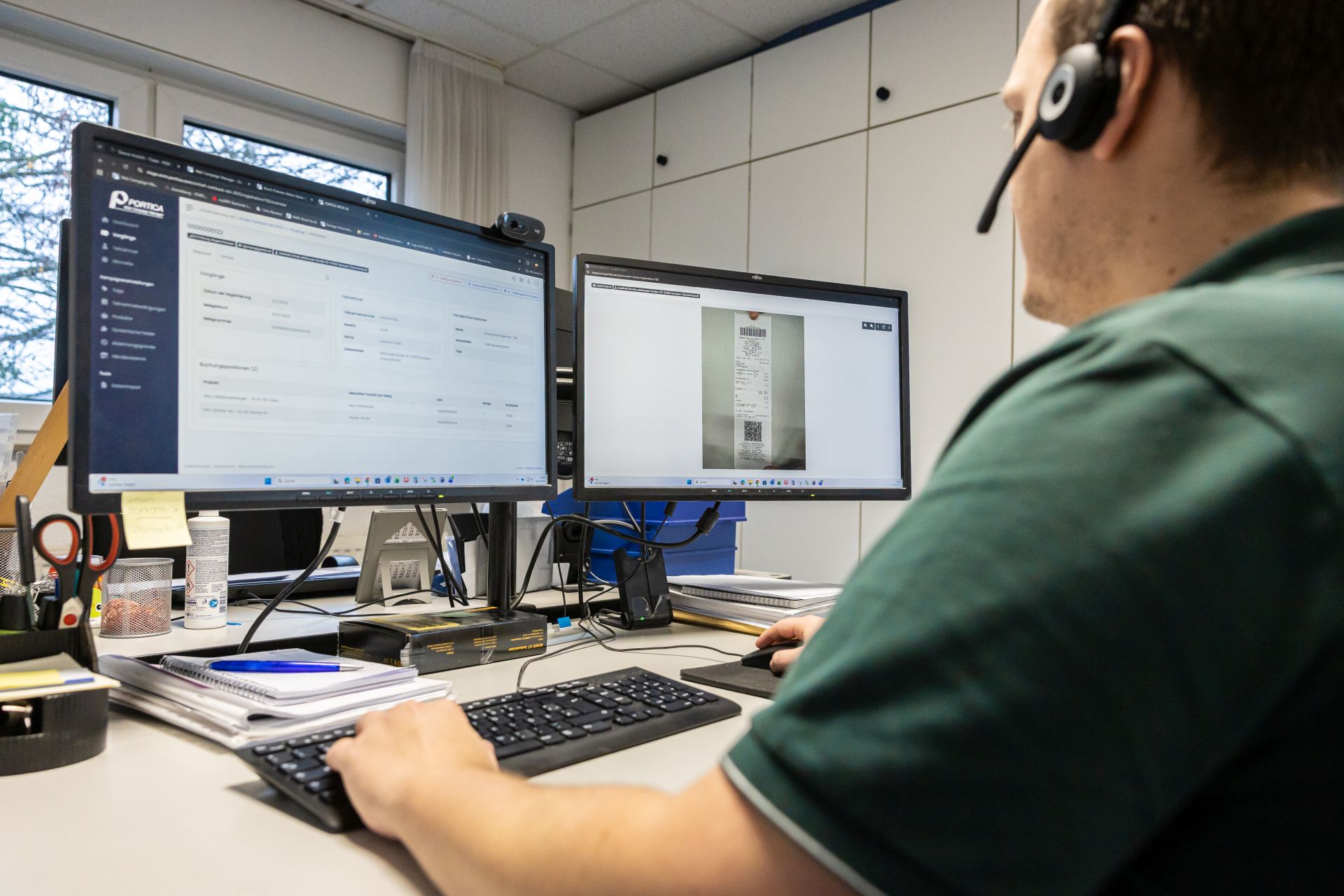 Person arbeitet am Computer