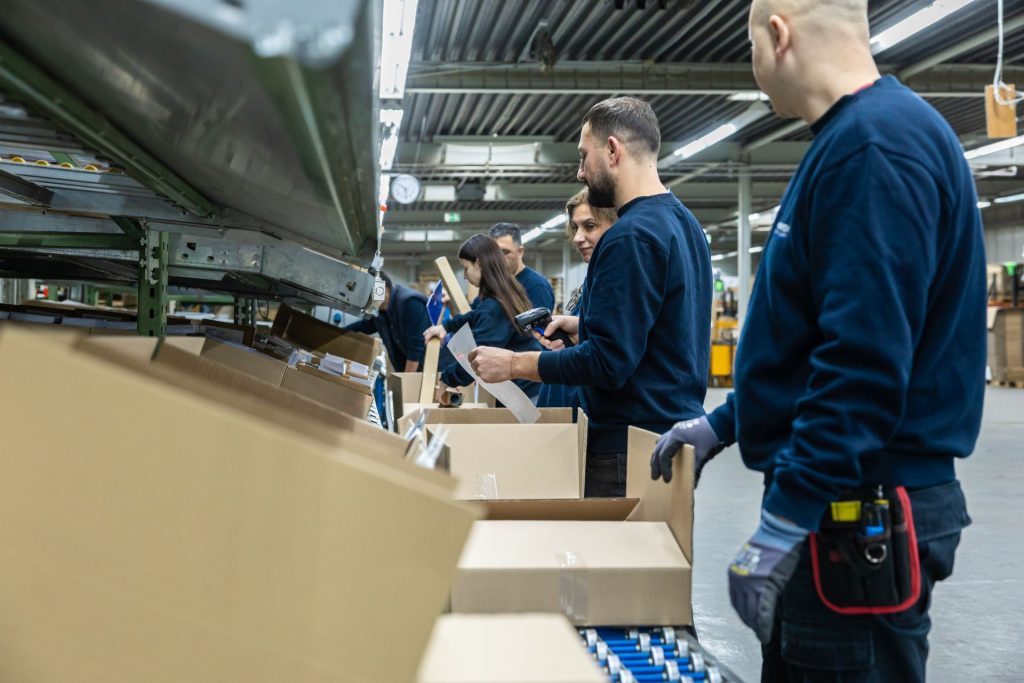 Personen arbeiten in der Konfektionierung