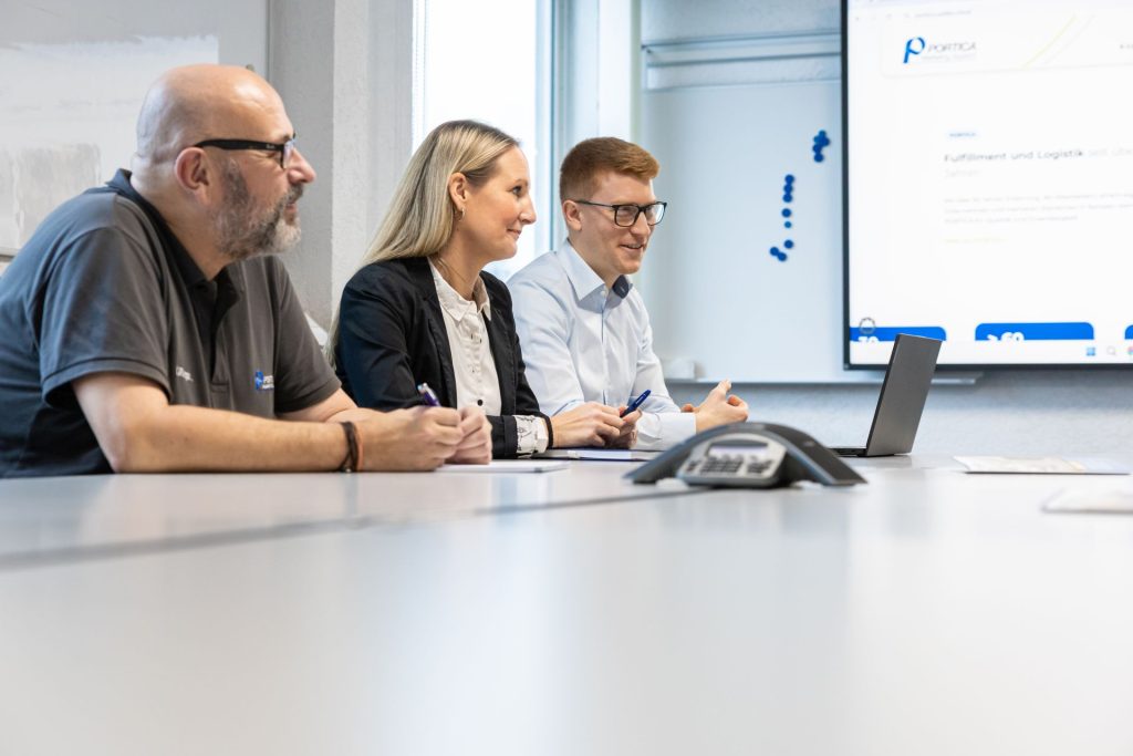 Personen unterhalten sich über Verkaufsförderung