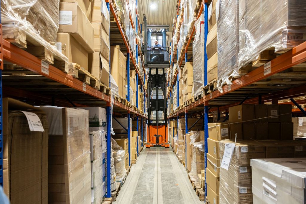 Gabelstapler in der Logistik fährt einen Gang entlang