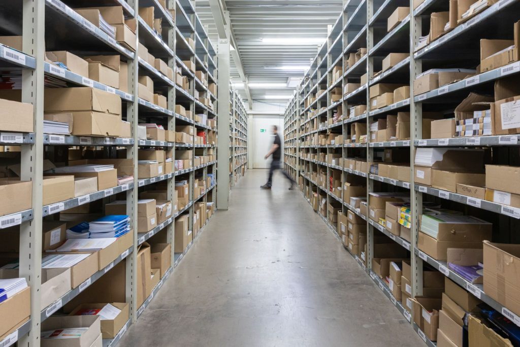 Mann geht durch die Marketing Logistik